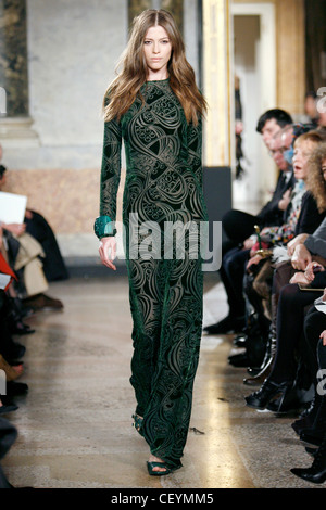 Emilio Pucci Milano pronto a indossare in autunno e inverno modellato verde lunghezza alla caviglia abito maniche lunghe e scollo rotondo, verde e del bracciale Foto Stock