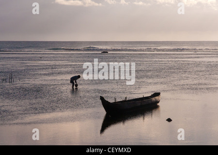 Canoa nella laguna di Antalaha, est del Madagascar Foto Stock