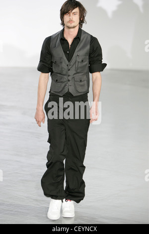 Kris Van Assche Paris Menswear pronto a indossare in autunno e inverno Gilet e combatte Foto Stock