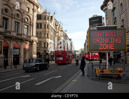 Controllate zona potabile segno a Piccadilly Circus, Londra Foto Stock