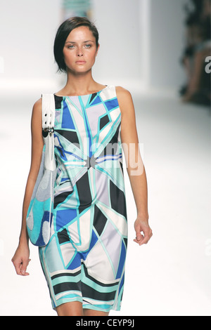 Emilio Pucci Milano pronto a indossare S S Modello blu da indossare in bianco e nero stampa geometrico abito senza maniche con abbinamento di borsa Foto Stock