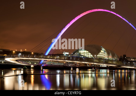 Gateshead Millennium Bridge e la Salvia Concert Hall di notte si riflette nel fiume Tyne Foto Stock