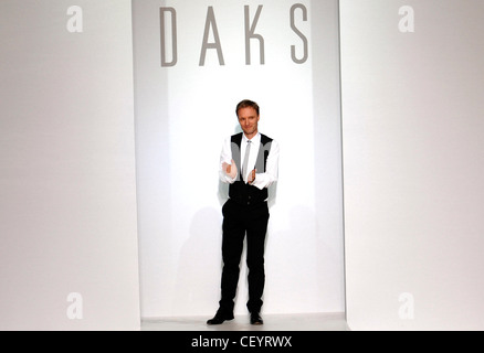 Daks Milan Menswear pronto a indossare Primavera Estate Designer Giles Deacon vestita di nero e bianco e sotto permanente DAKS segno Foto Stock