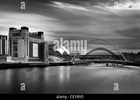 Baltic Centre for Contemporary Art e Il Sage Gateshead con il Fiume Tyne Bridge, Regno Unito (monocromatico) Foto Stock