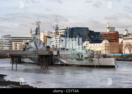 HMS Belfast ormeggiato sul fiume Tamigi, Londra. Attualmente chiuso dopo il crollo della passerella. Foto Stock