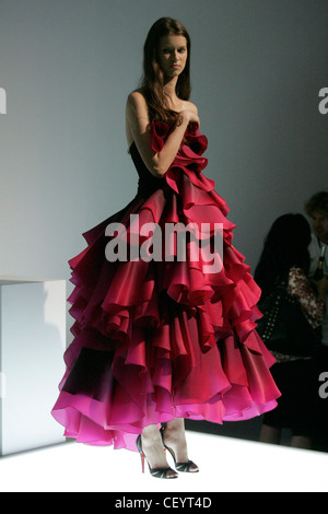 La Marchesa di New York pronto a indossare Primavera Estate Borgogna e rosa multi-tiered abito di flamenco Foto Stock