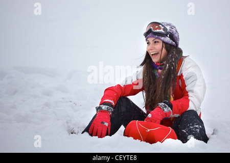 Ritratto di un bel 20 anno vecchia donna outdoor in inverno a ridere e divertirsi. Foto Stock