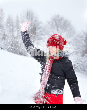 Ritratto di un bel 20 anno vecchia donna outdoor in inverno avendo divertimento. Foto Stock