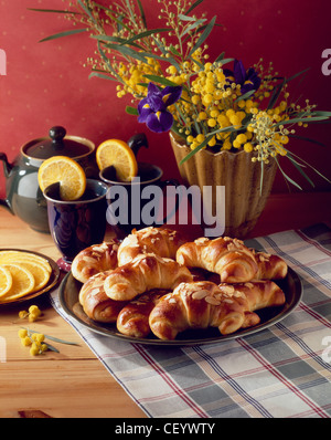 La cottura croissant un gustoso ripieno di mandorle, appena sfornato hanno odore e sapore meraviglioso il finito croissant alle mandorle impilati sul Foto Stock