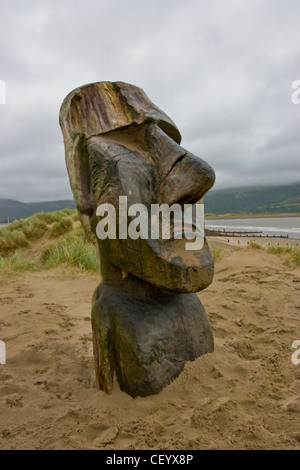 Scultura in legno sulla spiaggia a Blaenau Ffestiniog, Galles Foto Stock