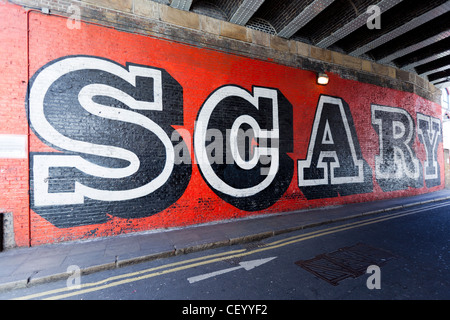 SCARY Arte di strada da Ben Eine, Rivington Street , Shoreditch, Londra, Inghilterra, Regno Unito. Foto Stock