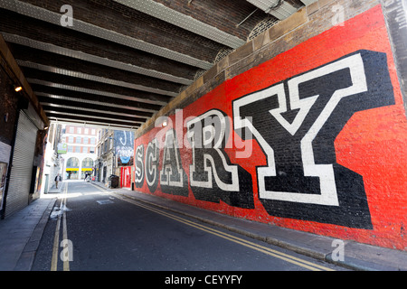 SCARY Arte di strada da Ben Eine, Rivington Street , Shoreditch, Londra, Inghilterra, Regno Unito. Foto Stock