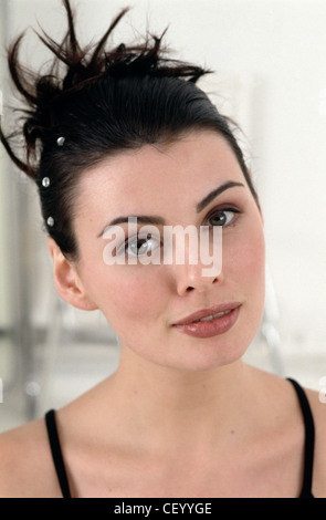 Passo per passo i capelli Updo femmina con brunette capelli updo decorato con cristalli di diamante, c'erano pochi sorrisi, guardando la fotocamera Foto Stock