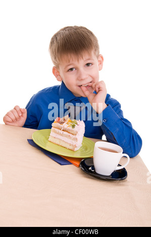 Ritratto di un bambino che mangia la torta isolati su sfondo bianco Foto Stock