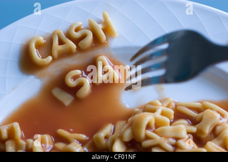La frase "Cash ISA" è stata scritta utilizzando le lettere Alphabetti Spaghetti su un piatto, simboleggiando i singoli conti di risparmio, uno schema di risparmio del Regno Unito esentasse Foto Stock