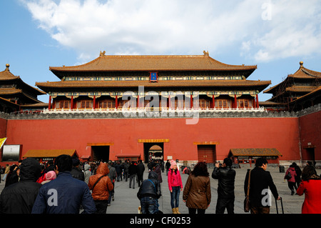 Cinese e occidentale e dei turisti che visitano la città proibita museo del palazzo imperiale a Pechino Cina entrata principale meridian gate Foto Stock
