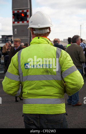 Hochtief workman guardando la croce di pubblico per l'apertura del nuovo twin vele il sollevamento ponte che attraversa il porto di Poole in Poole il 25 febbraio 2012 Foto Stock