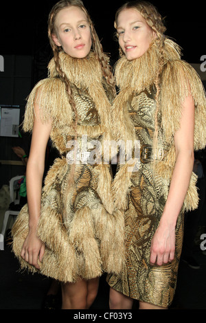 Alexander McQueen Backstage Paris pronto a indossare primavera estate Foto Stock