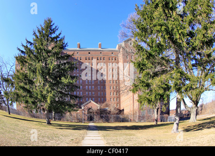 Chiuso e abbandonato edificio 93 al Kings Park Ospedale Psichiatrico complesso Long Island NY Foto Stock