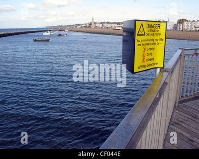 Segnale di avvertimento sul molo a Herne Bay, Kent, no jumping, immersioni, o di arrampicata. Foto Stock