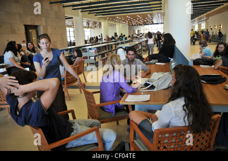 La vita degli studenti sul nuovo campus della Università Americana al Cairo, nella periferia della città, uno dei Egypts di università di alto livello Foto Stock