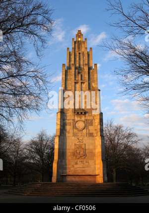 Memoriale di guerra un monumento nel parco memoriale, Coventry, Regno Unito. Sempre fiamma ardente luce sulla parte superiore. Cielo blu, il sole del mattino Foto Stock