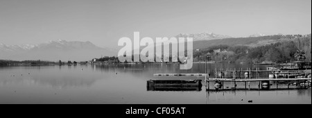 Vista panoramica sul lago di Viverone in bianco e nero Foto Stock