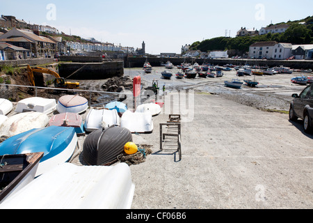 Porthleven, Cornwall, Inghilterra barche da pesca in porto in attesa che la marea per tornare Foto Stock