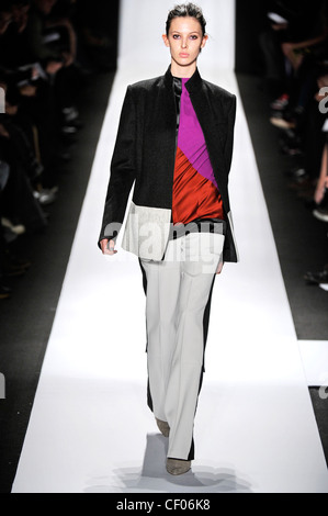 Narciso Rodriguez New York pronto a indossare Autunno Inverno 2011 2012 Foto Stock