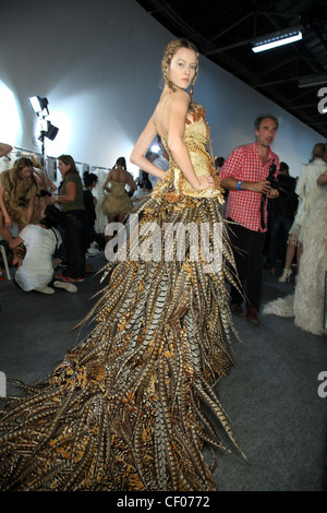 Alexander McQueen Backstage Paris pronto a indossare primavera estate Foto Stock