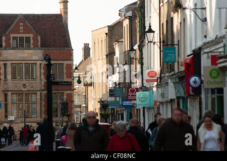 La popolazione locale lo shopping con vista verso il basso la High Street nella città di Ely, Cambridgeshire, Inghilterra Foto Stock