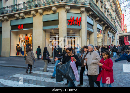 Parigi, Francia, Crowd Walking, People Shopping a H & M, negozio di abbigliamento e accessori, on Street, Haussmann Boulevard, negozi di moda veloce, centro di parigi Foto Stock
