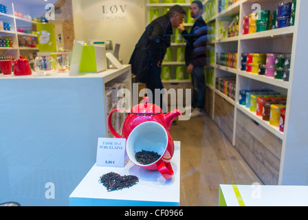 Parigi, Francia, Man Shopping all'interno del negozio di tè biologico 'Lov', nel quartiere Montorgeuil, economia sostenibile Foto Stock