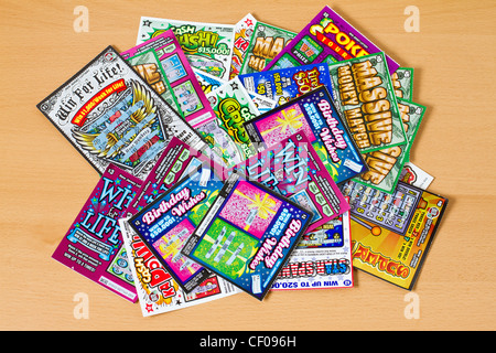 Pila di vincita lotteria scratch cards, Big Money spettacolare, miniera d'oro, vincere per la vita, New Jersey lottery Foto Stock