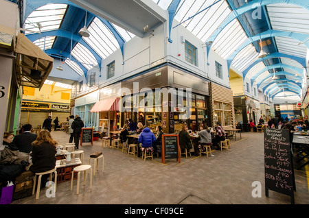 Granville Arcade Brixton Village rinnovate di recente in Brixton il mercato coperto nel sud di Londra Inghilterra Gran Bretagna REGNO UNITO Foto Stock