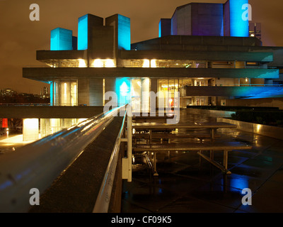 Il Teatro Nazionale iconica brutalist nuova architettura in London, England, Regno Unito Foto Stock