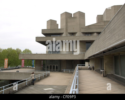 Il Teatro Nazionale iconica brutalist nuova architettura in London, England, Regno Unito Foto Stock