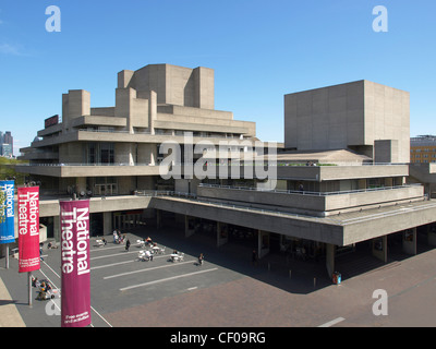 Il Teatro Nazionale iconica brutalist nuova architettura in London, England, Regno Unito Foto Stock