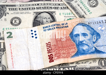 In pesos argentini e dollaro banconote Foto Stock