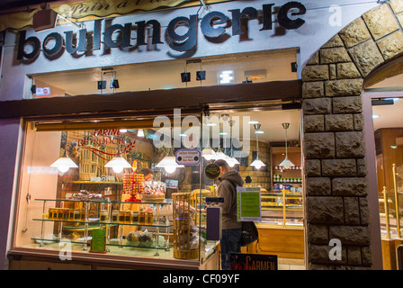 Parigi, Francia, locale francese Boulangerie, l'esterno, panetteria vetrina anteriore, di notte, negozio locale piccolo negozio Notte Foto Stock