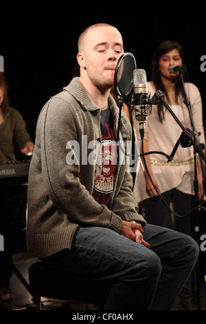 Cantante, compositore Maverick Sabre esegue "Ho bisogno di' per gli studenti presso il Collegio di Norton, Sheffield. Foto Stock