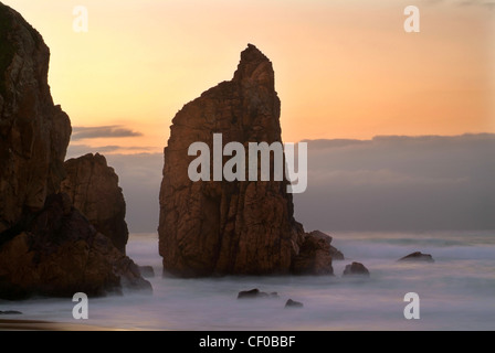 Coste selvagge a Orsa beach, Sintra, Portogallo Foto Stock