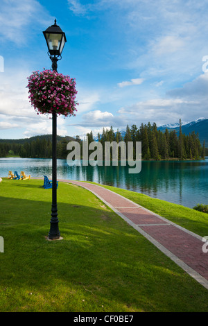 Poltrone Adirondack sul prato del del Fairmont Jasper Park Lodge sulla riva del Lac Beauvert, Alberta, Canada. Foto Stock