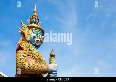 Custode Demon statua al Grand Palace a Bangkok, in Thailandia Foto Stock