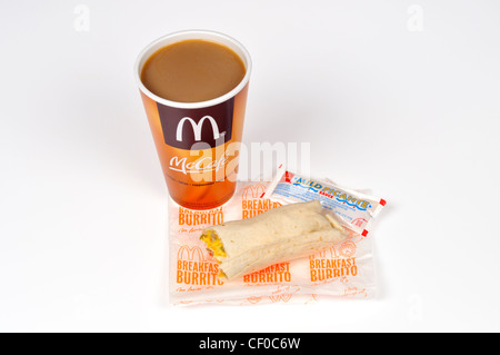 McDonald's Mccafe caffè con una salsiccia colazione burrito sull'involucro su sfondo bianco tagliato fuori USA Foto Stock