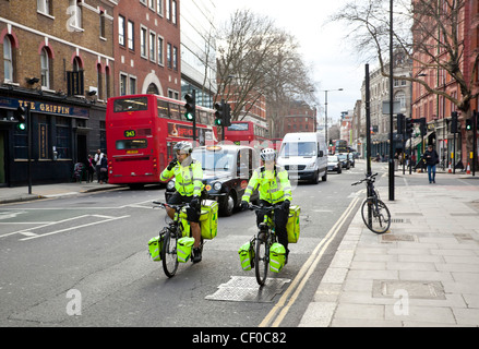 Bicicletta personale paramedico a cavallo su un street nel centro di Londra, Inghilterra, Regno Unito Foto Stock