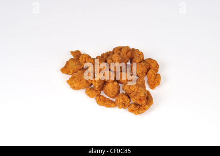 Il Popcorn pollo su sfondo bianco isolato Foto Stock