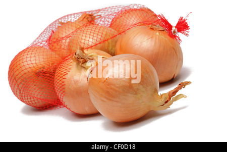 Immagine di cipolle uscendo dal rotto una borsa a rete, contro uno sfondo bianco. Foto Stock