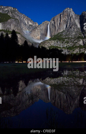 Arcobaleno lunare, noto anche come un moonbow, al di sotto della parte superiore Yosemite Falls riflessa nel prato Sentinel - Parco Nazionale di Yosemite Foto Stock