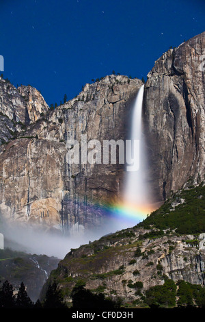 Arcobaleno lunare, noto anche come un moonbow, viene visualizzato sotto al chiaro di luna su Upper Yosemite Falls - Parco Nazionale di Yosemite in California Foto Stock